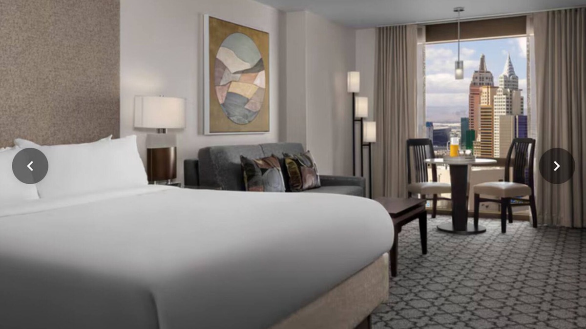 Las Vegas Resort | Watch the Vegas F1 race from your room or just step outside this gorgeous resort