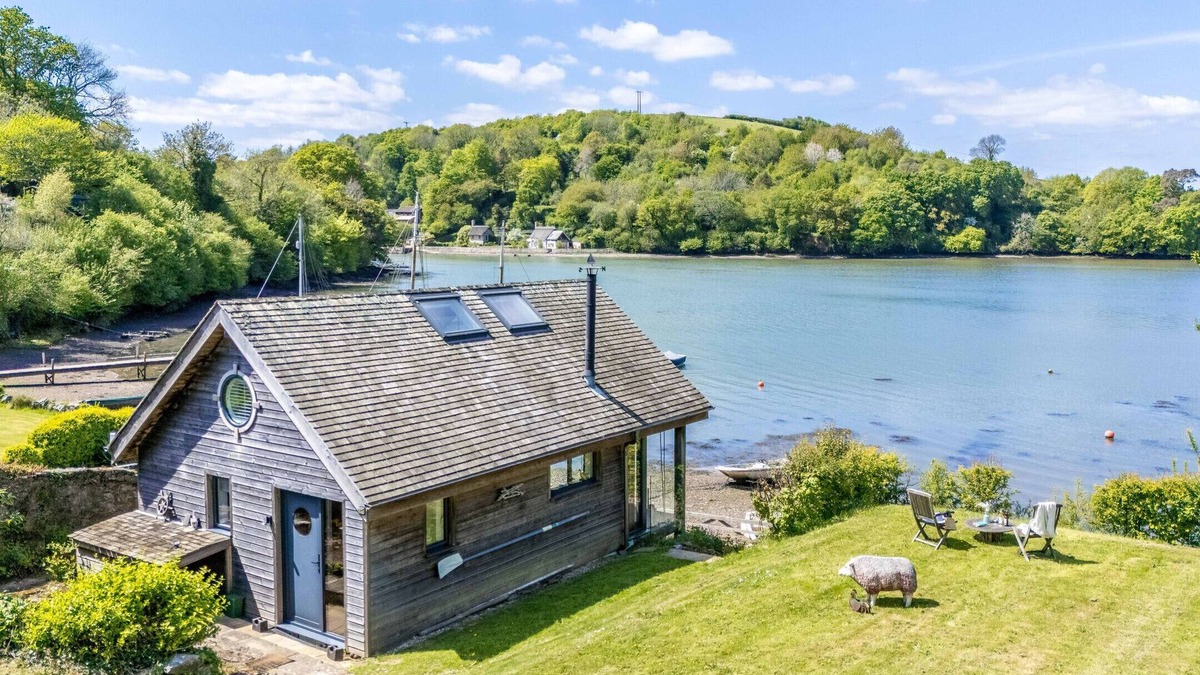 Dittisham Cottage | Water Edge Boathouse - On the River Dart