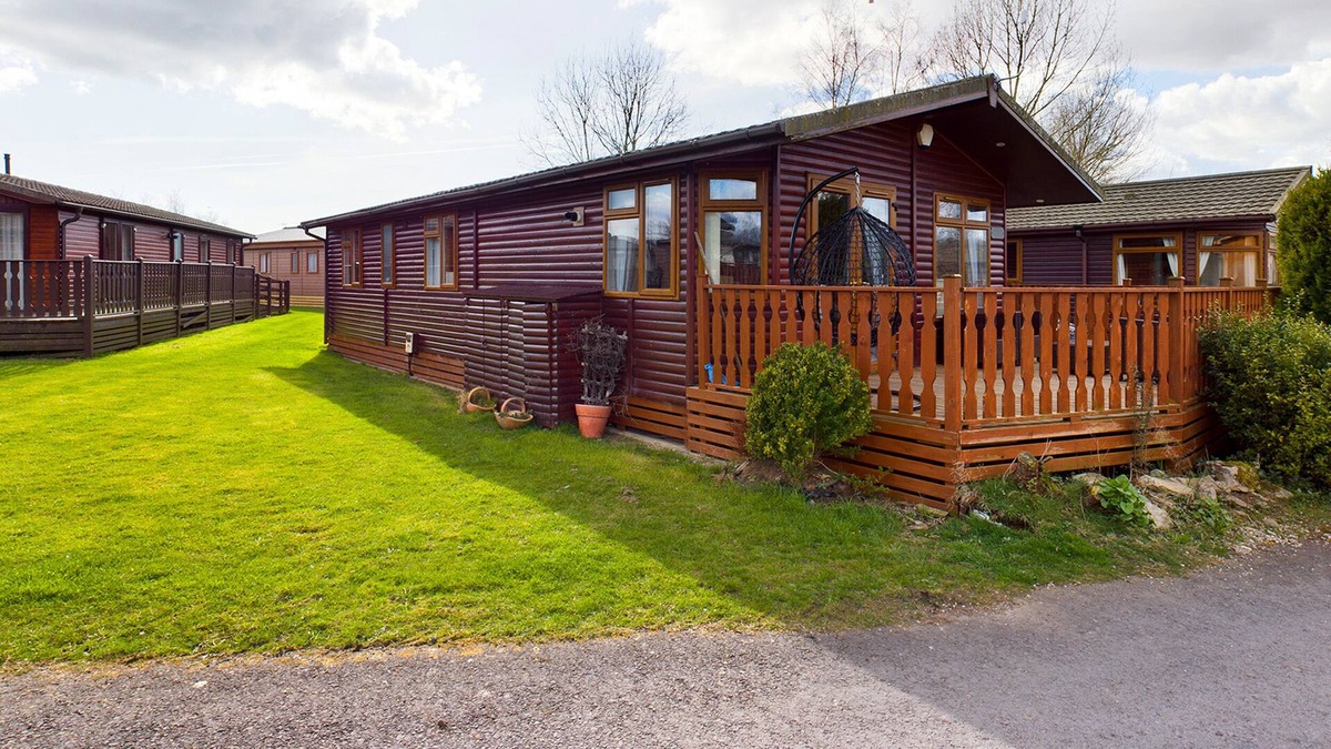 Yealand Conyers Cabin | WATER EDGE LODGE, family friendly, with pool in Carnforth