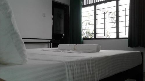 Anuradhapura House | Water Front Home Stay and Resort