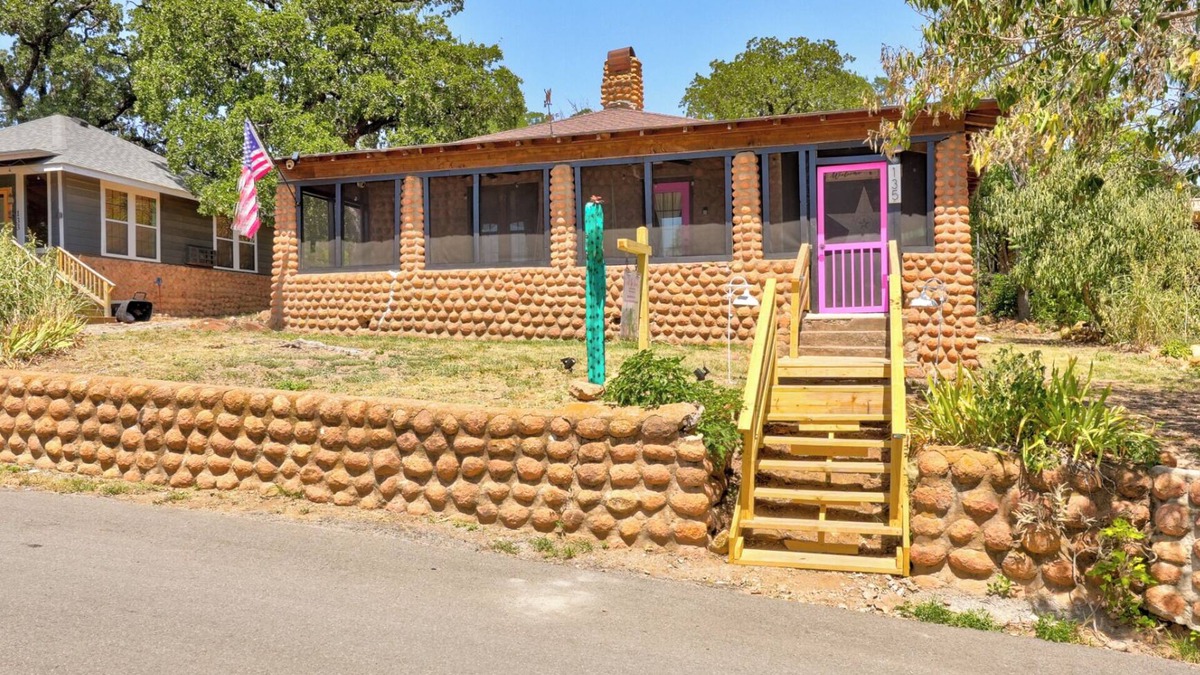 Medicine Park Cabin | WATER FRONT-HOT TUB- WALKING DISTANCE to main strip. Cobblestone Retreat