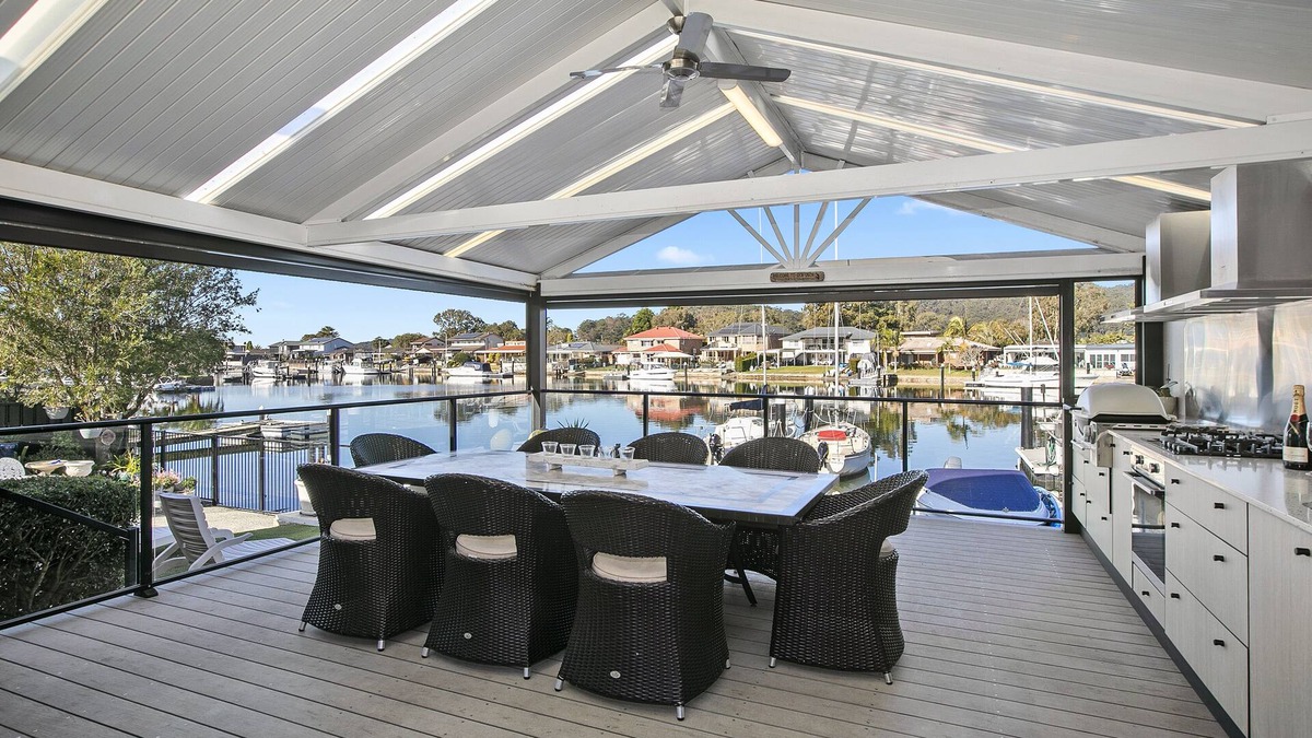 St Huberts Island House | WATER FRONT OASIS - JETTY - SPA HOT TUB-SWIMMING POOL - DUCTED AIR COND - KYACKS