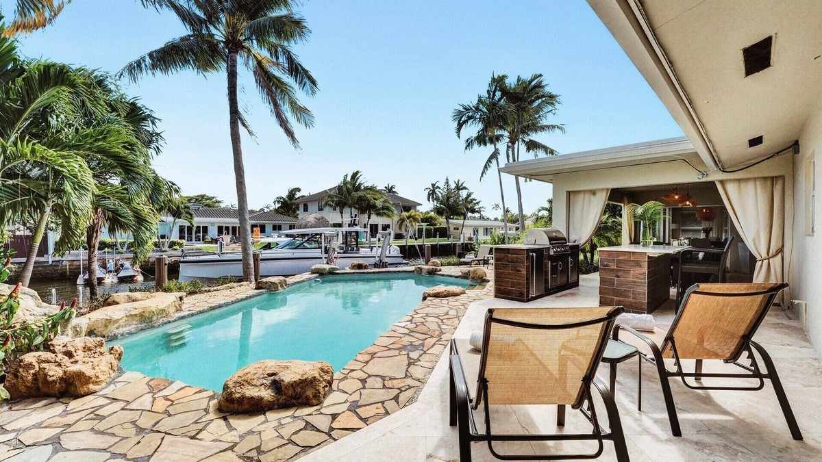 Bel Air House | Water's Edge-Luxury house - 5 bedrooms - walk to beach - Heated pool - Boat Dock