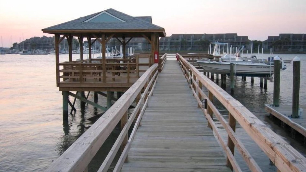 Waters Edge House | Water's Edge 95 - The Oak Oasis - Renovated Townhome - Walking distance to Beach and Center St.
