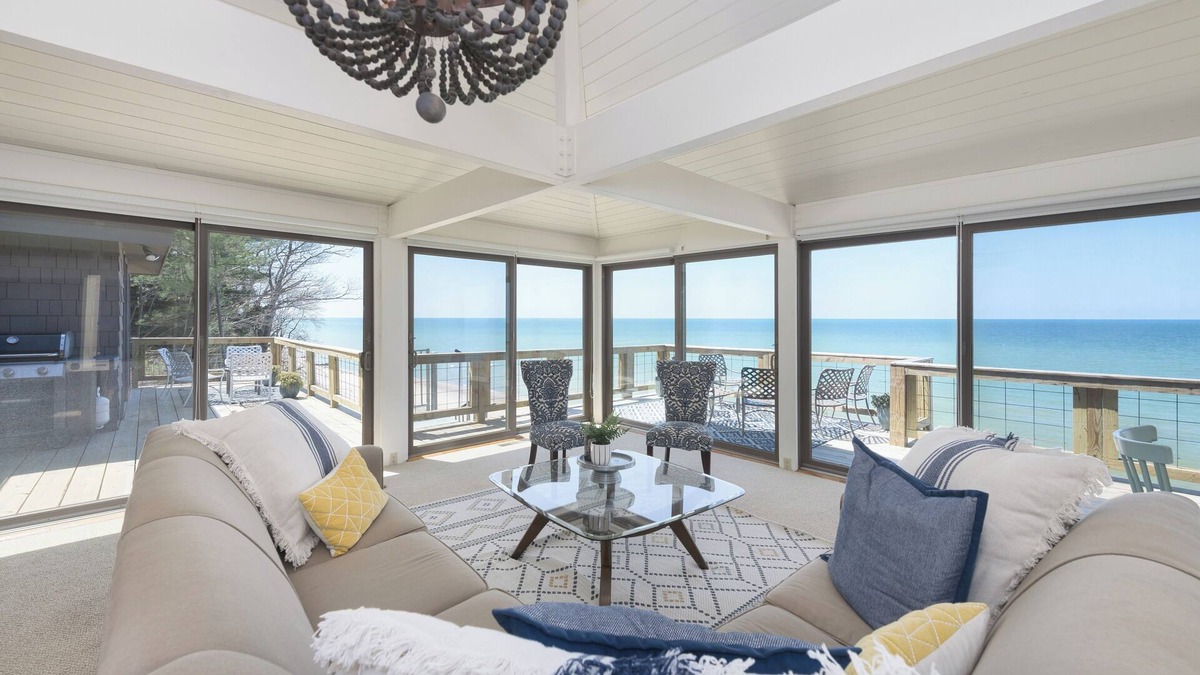 Covert House | Water's Edge- private beach- sleeps 14