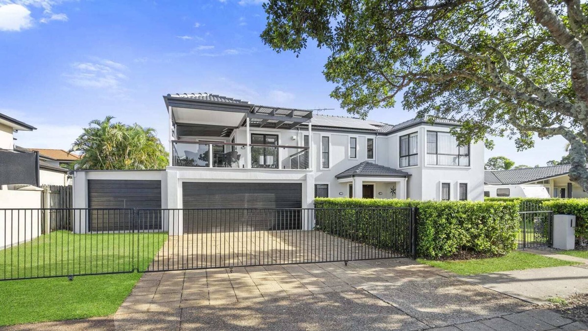 Redland Bay House | Water View Modern 6 Beds Villa with Pool