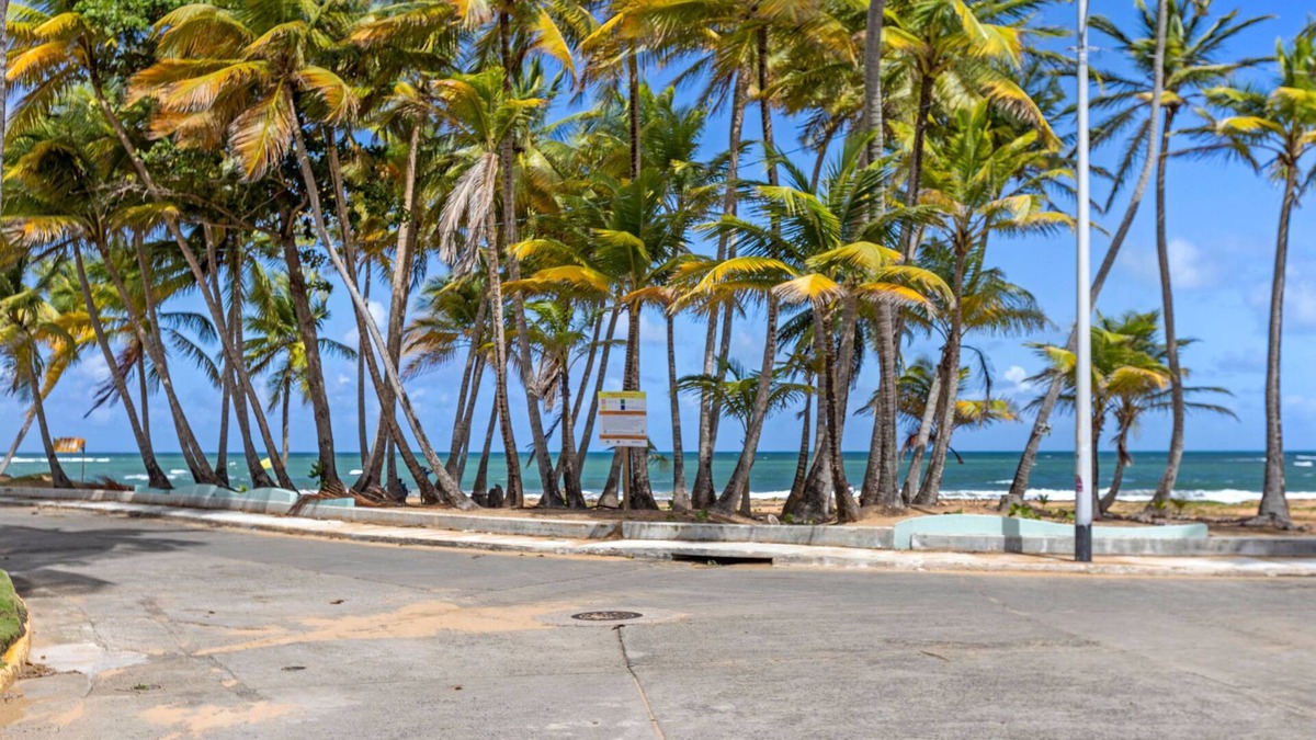 Vilomar Apartment | Waterbeach Luquillo, Battery Backup/1 minute Beach/Private Jacuzzi