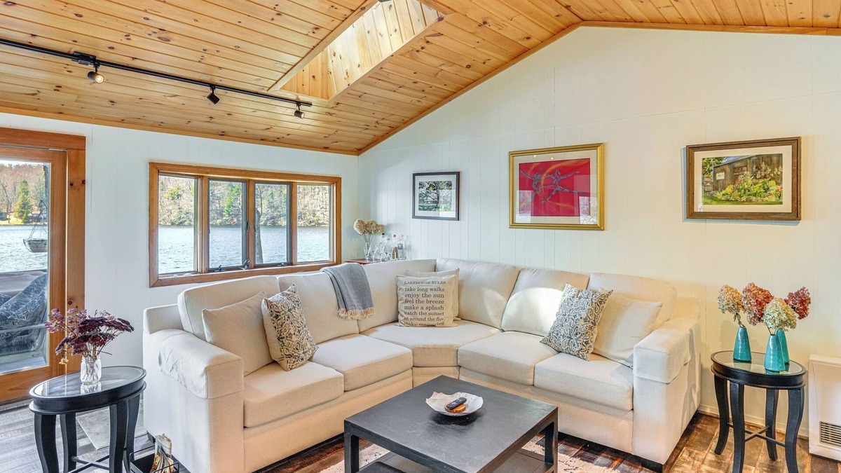 Sherwood Forest House | Watercrafts & Dock: Stunning Lakehouse in Becket!