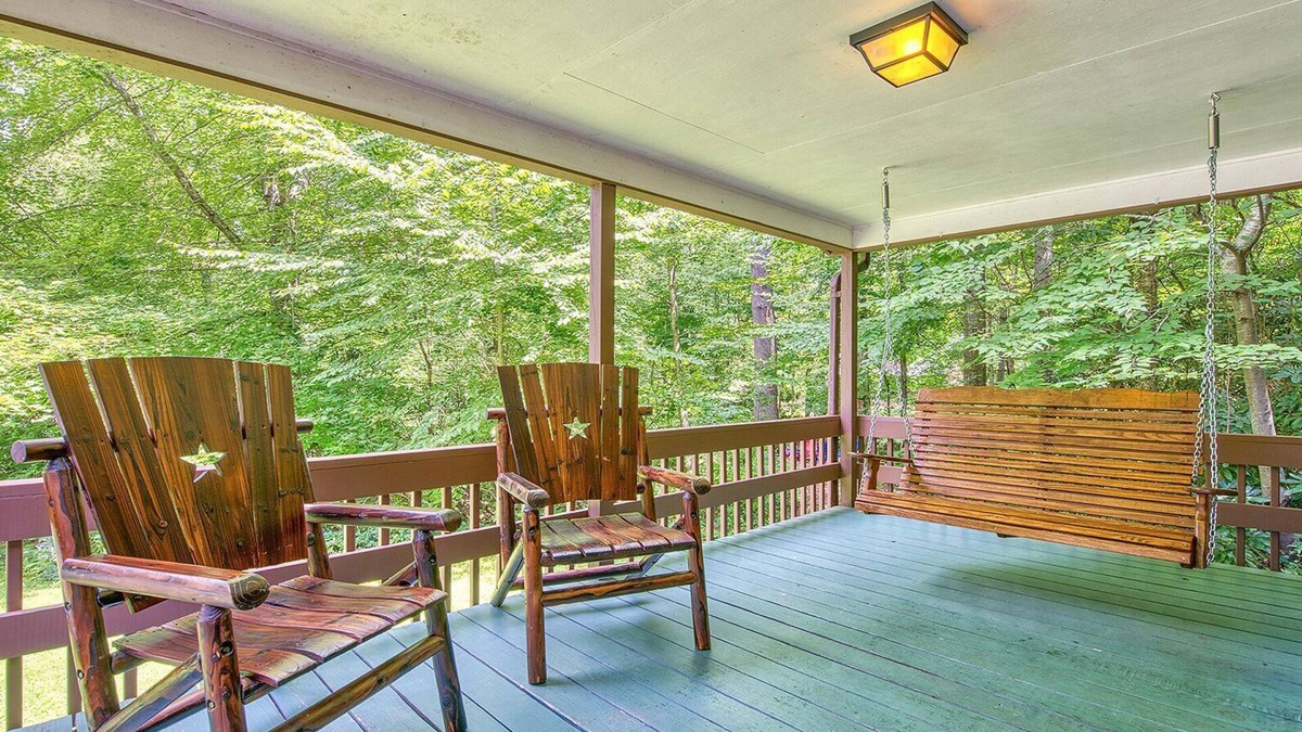 Maggie Valley Cabin | Waterfalls | Hiking| Pool/Hot Tub |Walk to Dinner