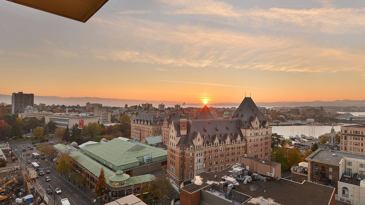 Inner Harbour Condo | Waterfalls Hotel - Luxury View Condo in Downtown Victoria