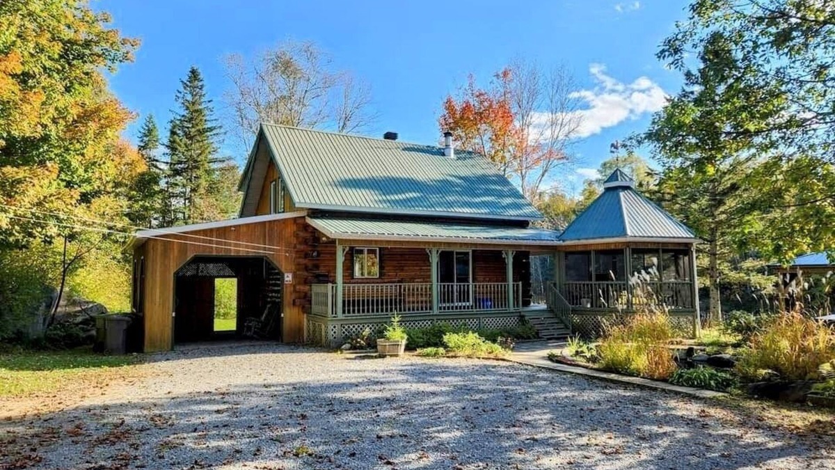 Mauricie Ski Chalet | Waterfront log cabin in Mauricie - Covered hot tub, pool table & Batiscan river