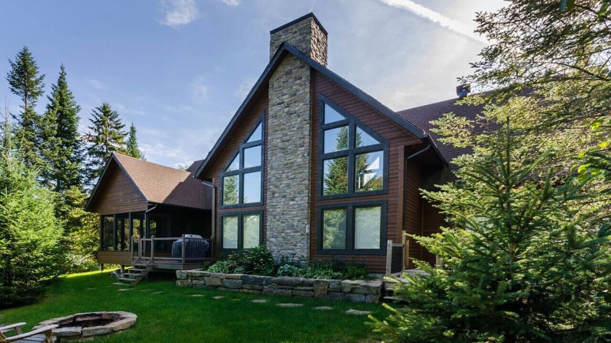 St-Adolphe-d'Howard Ski Chalet | Waterfront Prestige in Nature with private Hot Tub