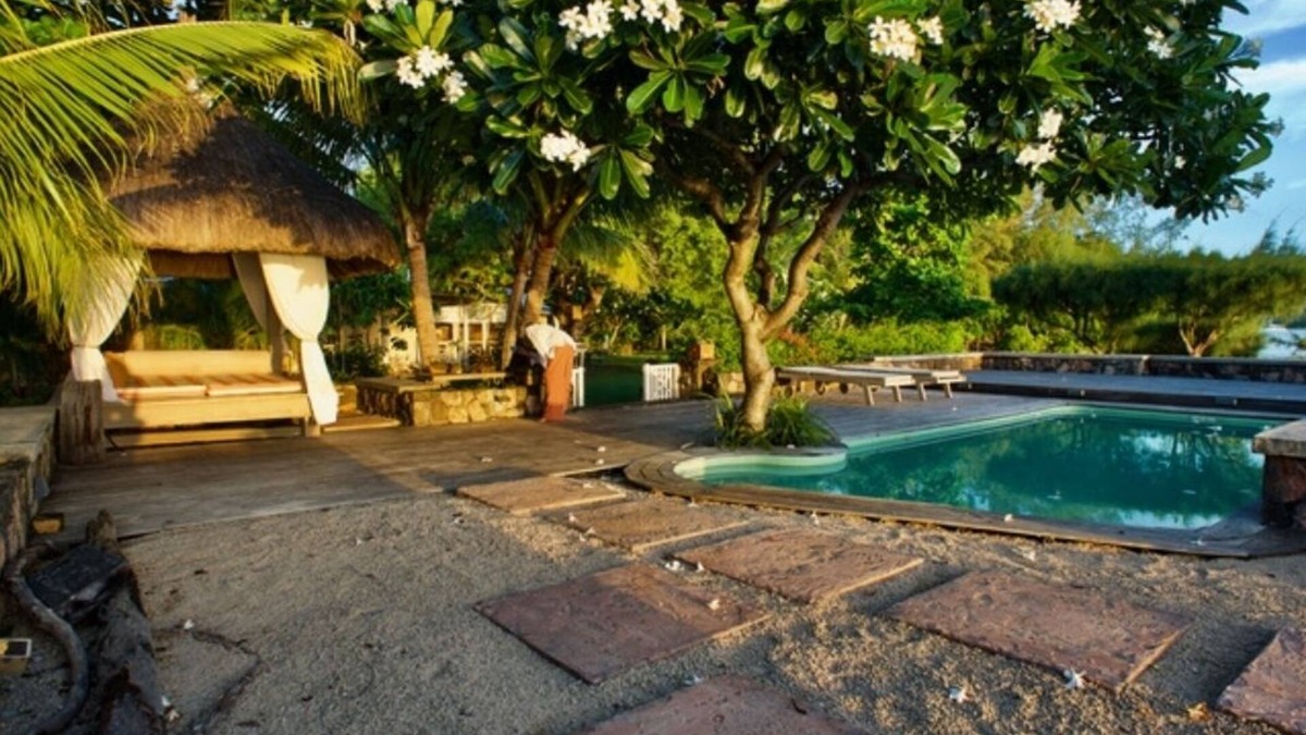 La Mivoie Villa | Waterfront room located in the Villa Harmonie on Ilot Fortier