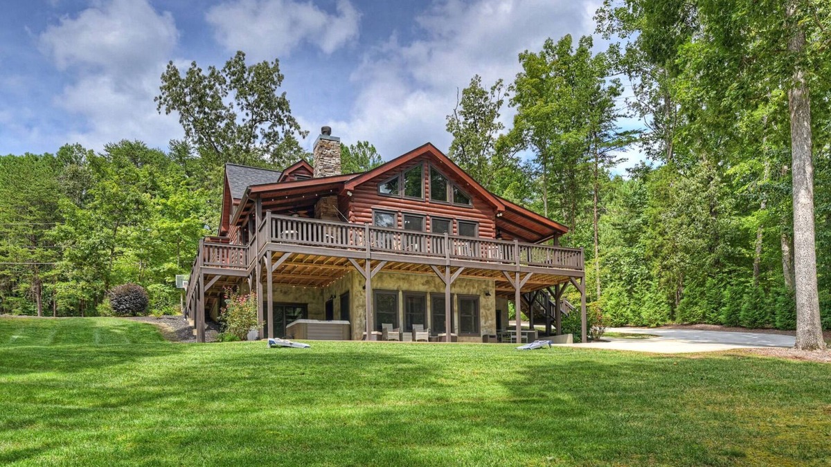 Lake Norman of Catawba Cabin | Waterfront 1-Acre | Private Dock, Hot Tub, Firepit | Bankhead Lodge by AvantStay