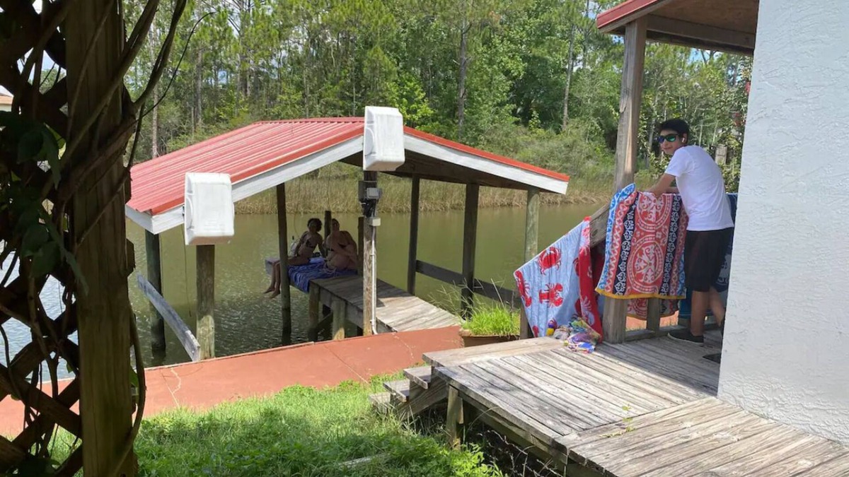 Avalon Beach Cottage | Waterfront 1 bedroom cottage in charming Milton/Pensacola with WiFi, AC
