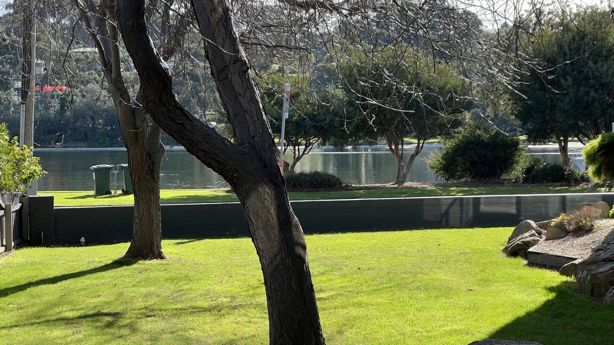 Lakes Entrance Apartment | Waterfront 2-bedroom apartment with WiFi, AC in Lakes Entrance