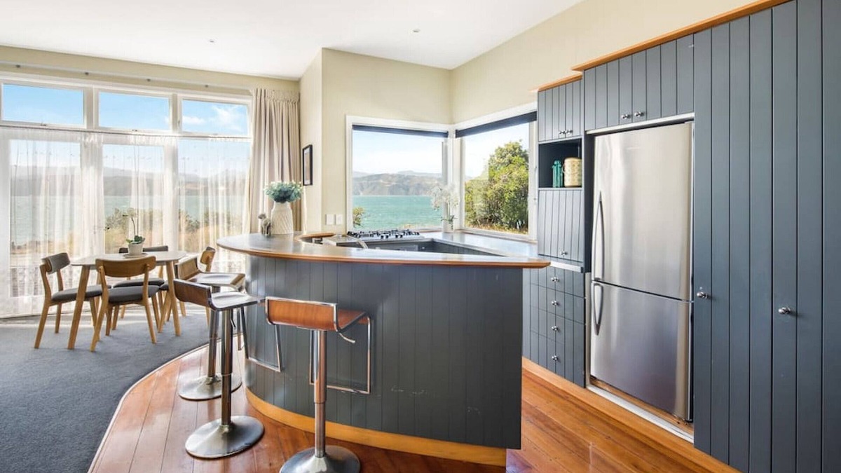 Wellington House | Waterfront 2-bed cottage, Karaka Bays