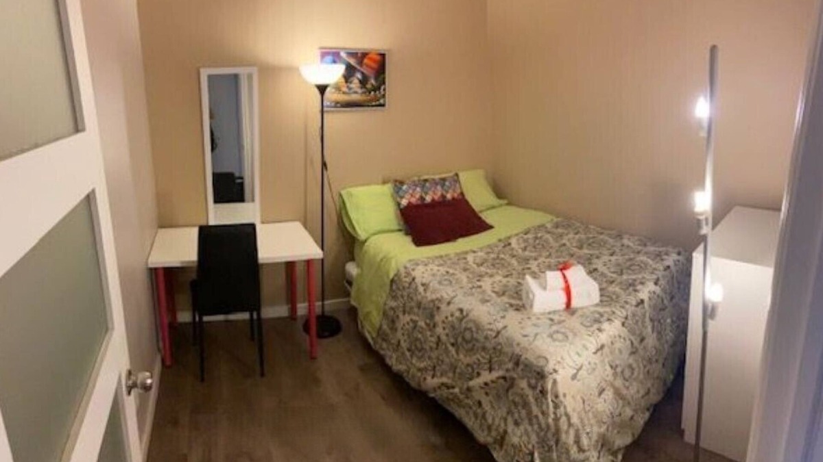 Toronto Entertainment District Condo | Waterfront 2 BR Condo, Pool, Gym, Parking & Views!