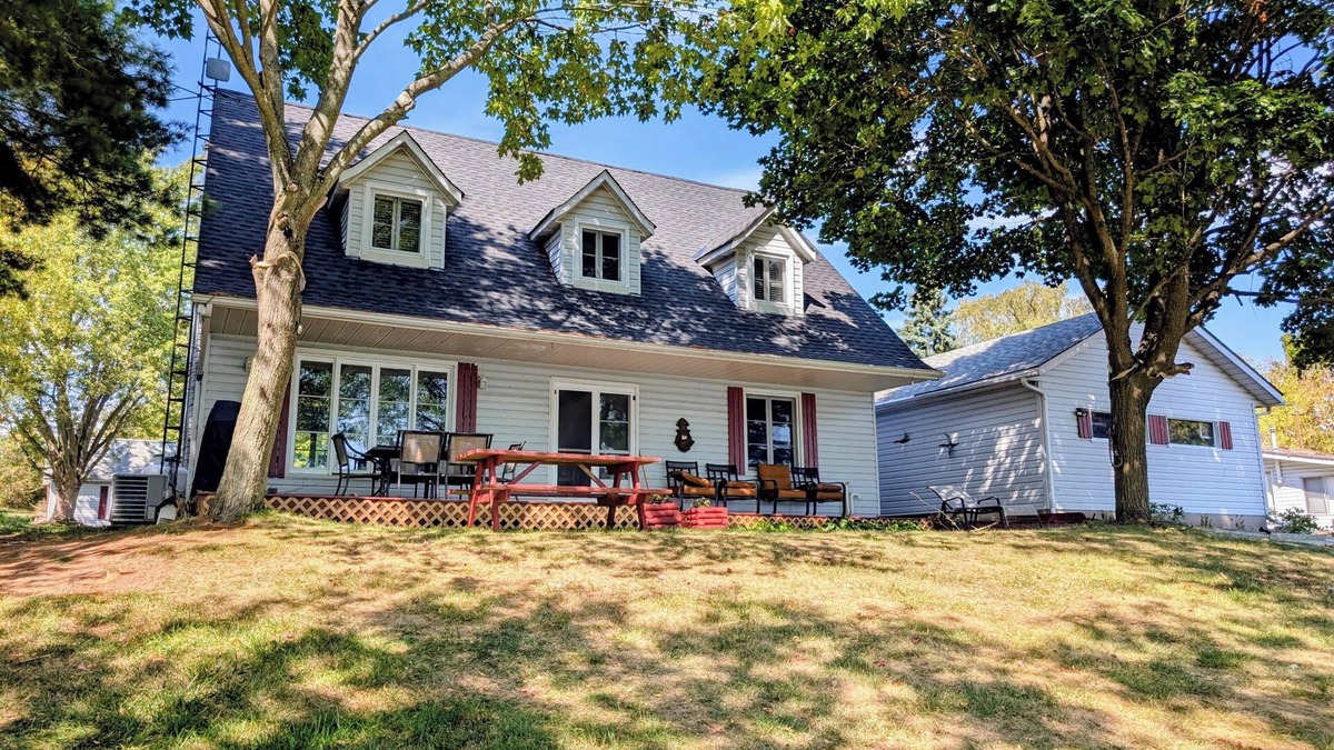 Greater Napanee House | Waterfront 2br fully equipped private cottage with wooded area and large yard