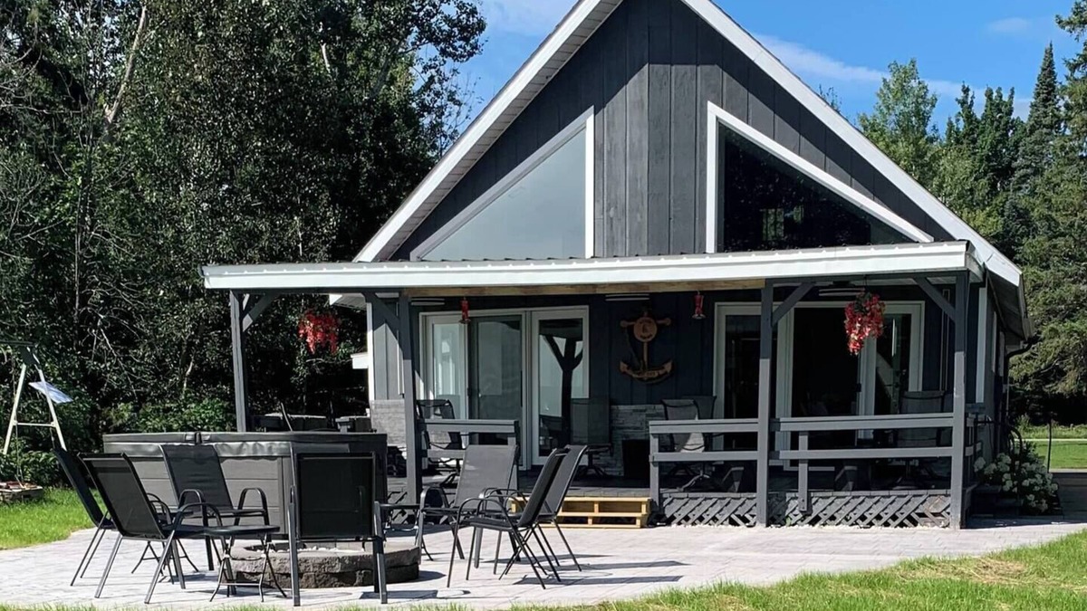 Barbeau House | Waterfront 3-bedroom house with outdoor hot tub in Barbeau