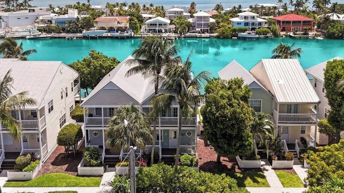 Marathon House | Waterfront! 4 Bed/3 BA Townhome, 32FTDock, Cabana Club, Paddleboard, Beach Gear!