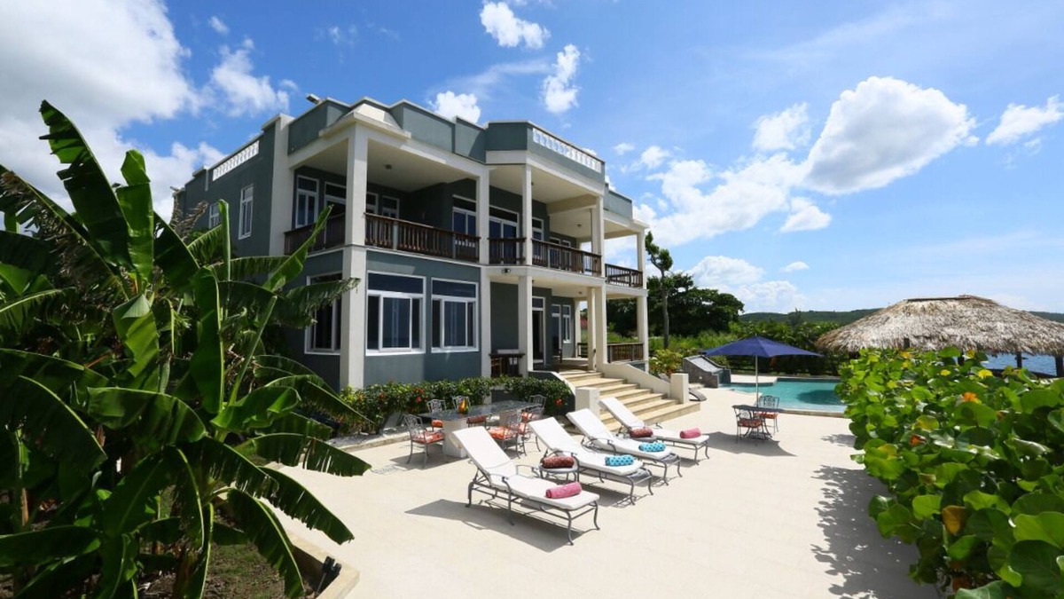 Whitehouse Villa | Waterfront 4 Bedroom Villa, Breakfast included ~ All-Inclusive Option Available
