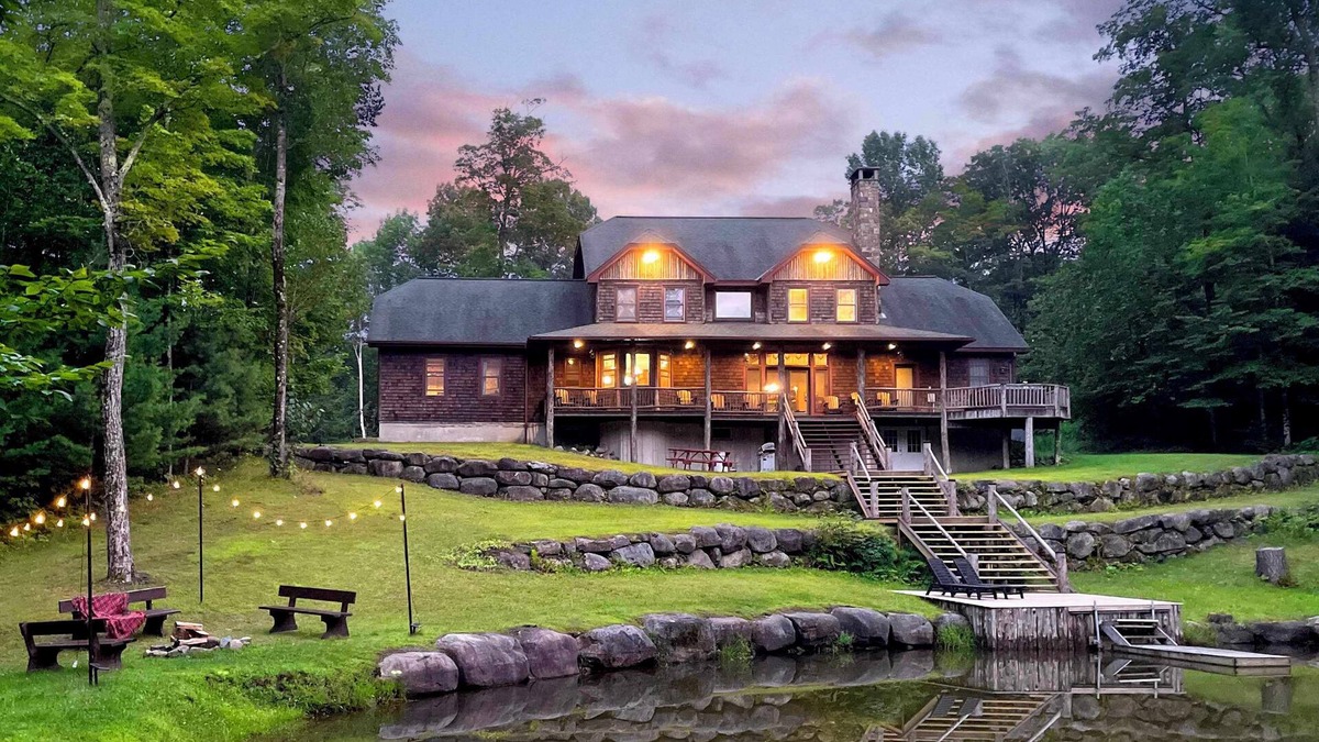 Essex County House | Waterfront 6bd/3.5bth, chef kitch, Adult Treehouse, Swimming, B-ball, Sleeps 12