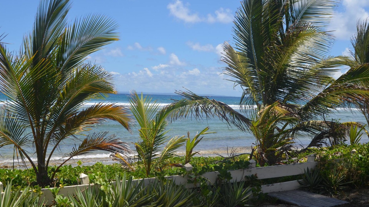 Grande-Terre Apartment | WATERFRONT APARTMENT ON THE SAND CRYSTAL BEACH