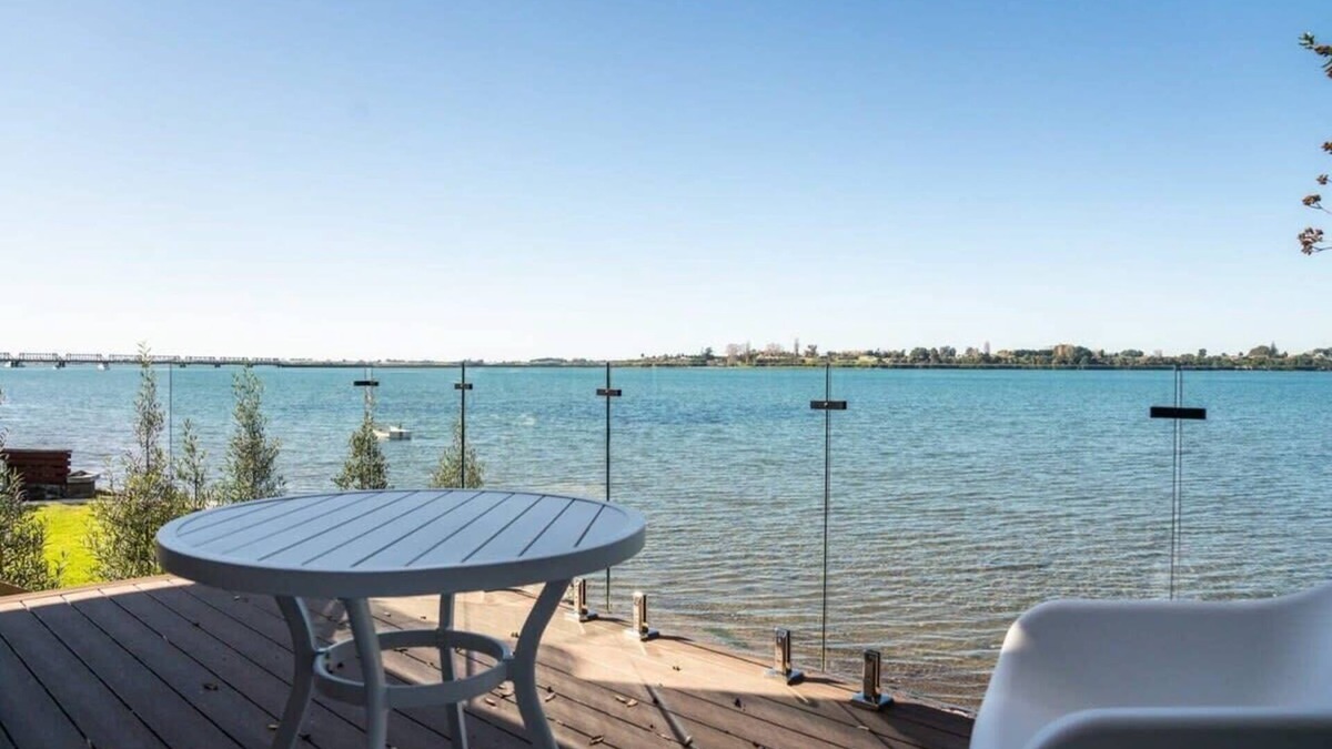 Tauranga Apartment | Waterfront Apart | w/Balcony & Beach Access| Kitchen