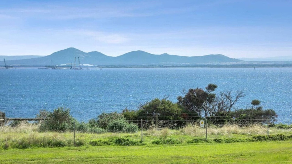 Clifton Springs House | WATERFRONT - BAY VIEWS - Edgewater Springs