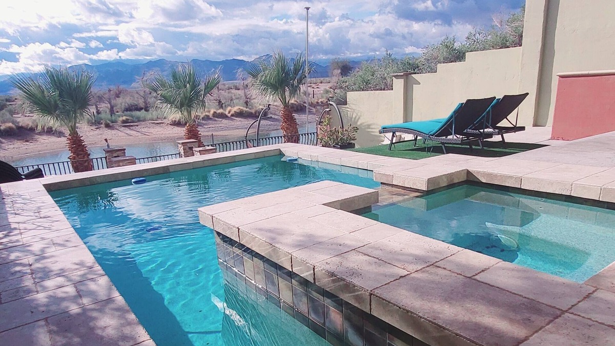 Bullhead City House | WATERFRONT! Bring your own boat! Fits large families, 3 living rooms 7 bedrooms