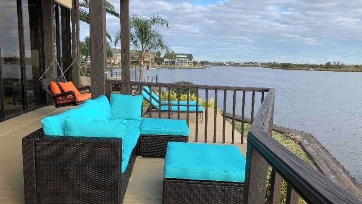 Nassau Bay House | Waterfront by Nassau Bay’s popular party cove