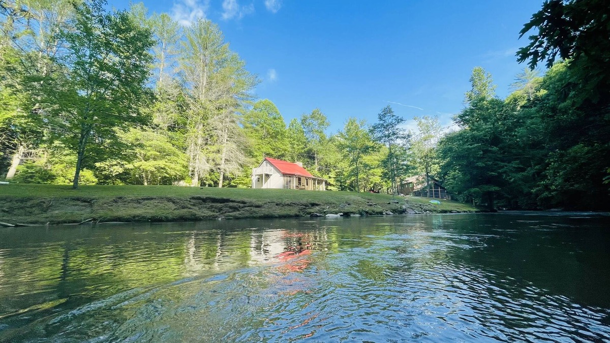 Ellijay Cabin | Waterfront Cabin on trophy trout stream, fire pit, smart tv, fireplace
