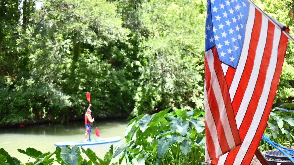 Sutherland Springs Cabin | Waterfront Cabin with: Kayaking, Paddleboarding, Swimming Pool & Hot Tub. - RC15