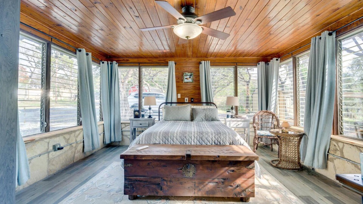 Rocky Ridge House | Waterfront Cabins on Lake Travis - Bring your boat to our Deep Cove