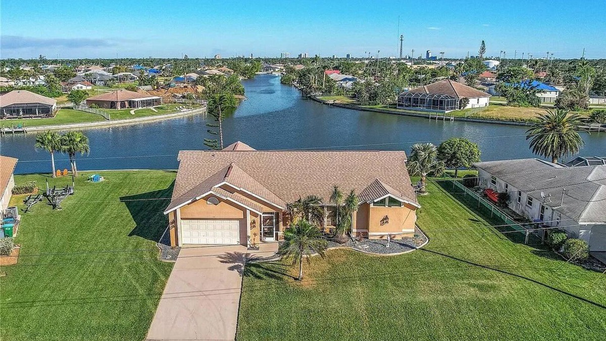 Fort Myers House | Waterfront Canal with Paddle boarding, kayaking, and fishing
