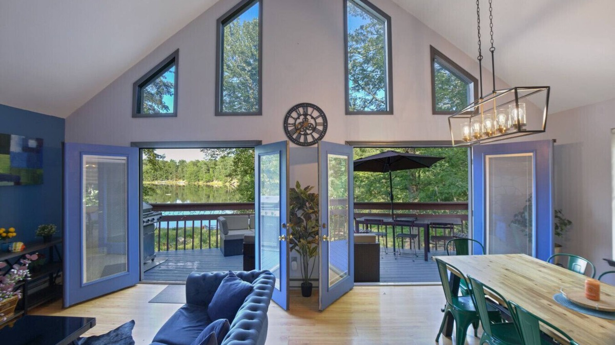 East Stroudsburg House | Waterfront Chalet W hot-tub & Pool
