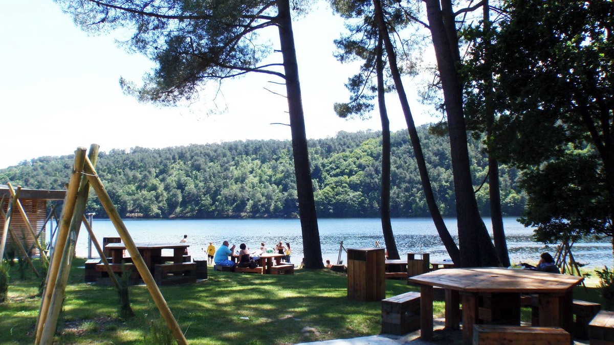 Caurel Ski Chalet | Waterfront chalet on LAC DE GUERLÉDAN - BRITTANY