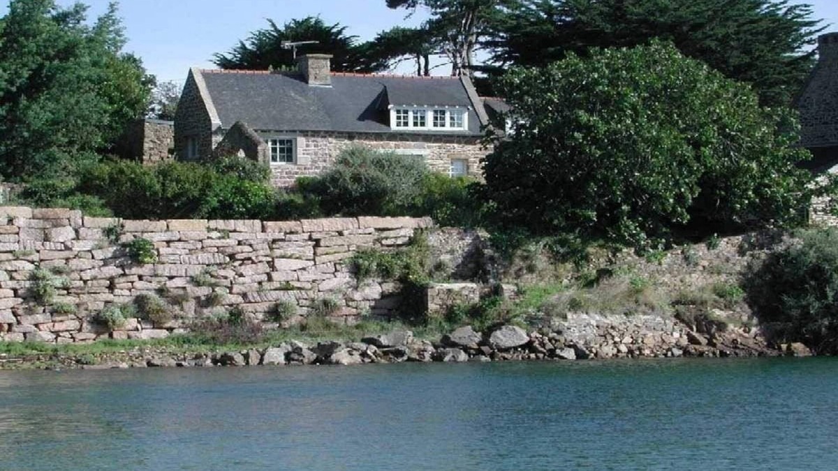 Le Ru House | Waterfront charm and authenticity! Rated 3 stars.