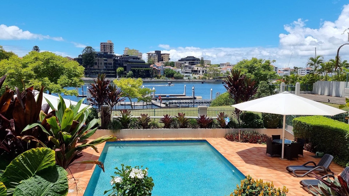 Kangaroo Point Apartment | Waterfront, close to CBD, Southbank & amenities. Long stays discount available.