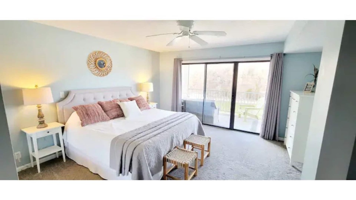 Osage Beach Condo | ☆WATERFRONT CONDO☆ Sleeps 5 + 2 pools + FREE Boat Slip + Child Friendly!