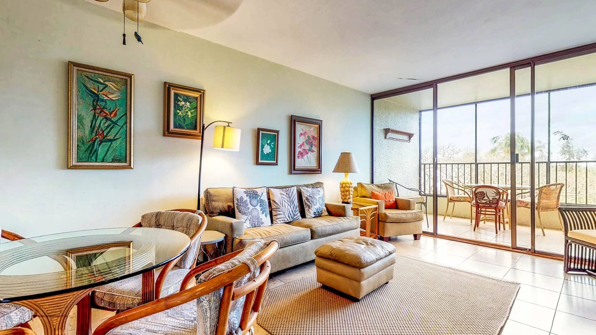Hilo Condo | Waterfront condo w/shared pool & private lanai- steps to shops & restaurants