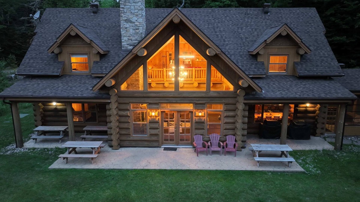 Fiddler Lake Resort Ski Chalet | Waterfront - corpo friendly, huge log chalet