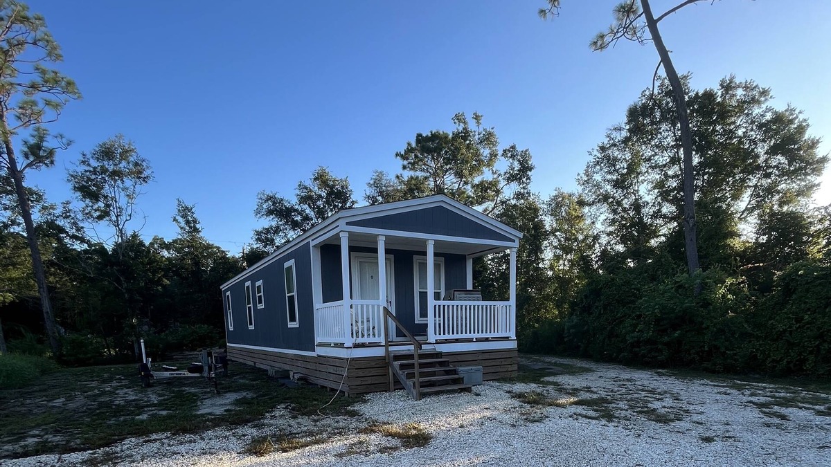Elberta House | Waterfront cottage with slip & 10k lift on canal that leads to Soliders Creek