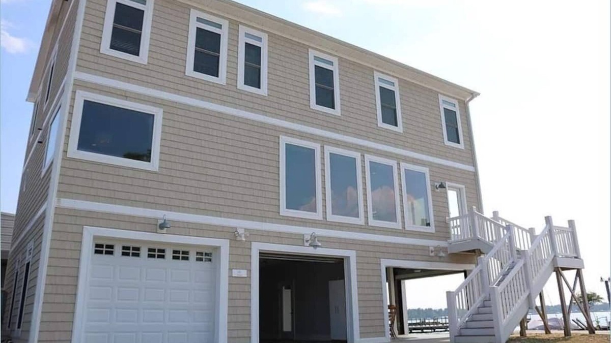 White Lake Cottage | Waterfront Cottage!! Awesome Views of White Lake!!! This 4-bedroom home has all the features you would expect in a luxury waterfront cottage, and this location puts you a very short walk to Goldston's Beach Pavilion.