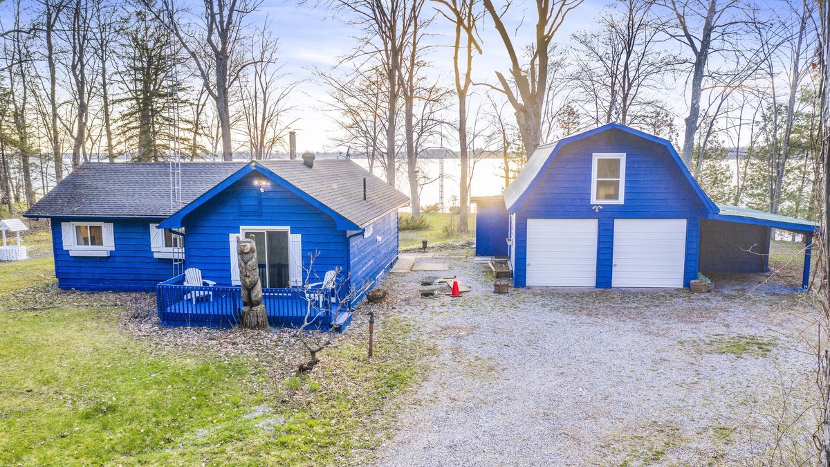 Carden Cottage | Waterfront Cottage Kawartha Lakes Pool Table Games Room Luxury