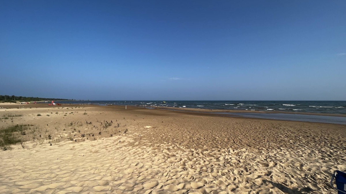 East Tawas Cottage | Waterfront Cottage on sandy, expansive beach