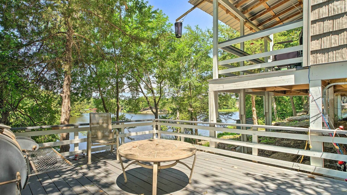 Fort Towson Cottage | Waterfront Cottage in Fort Towson w/2 Decks!
