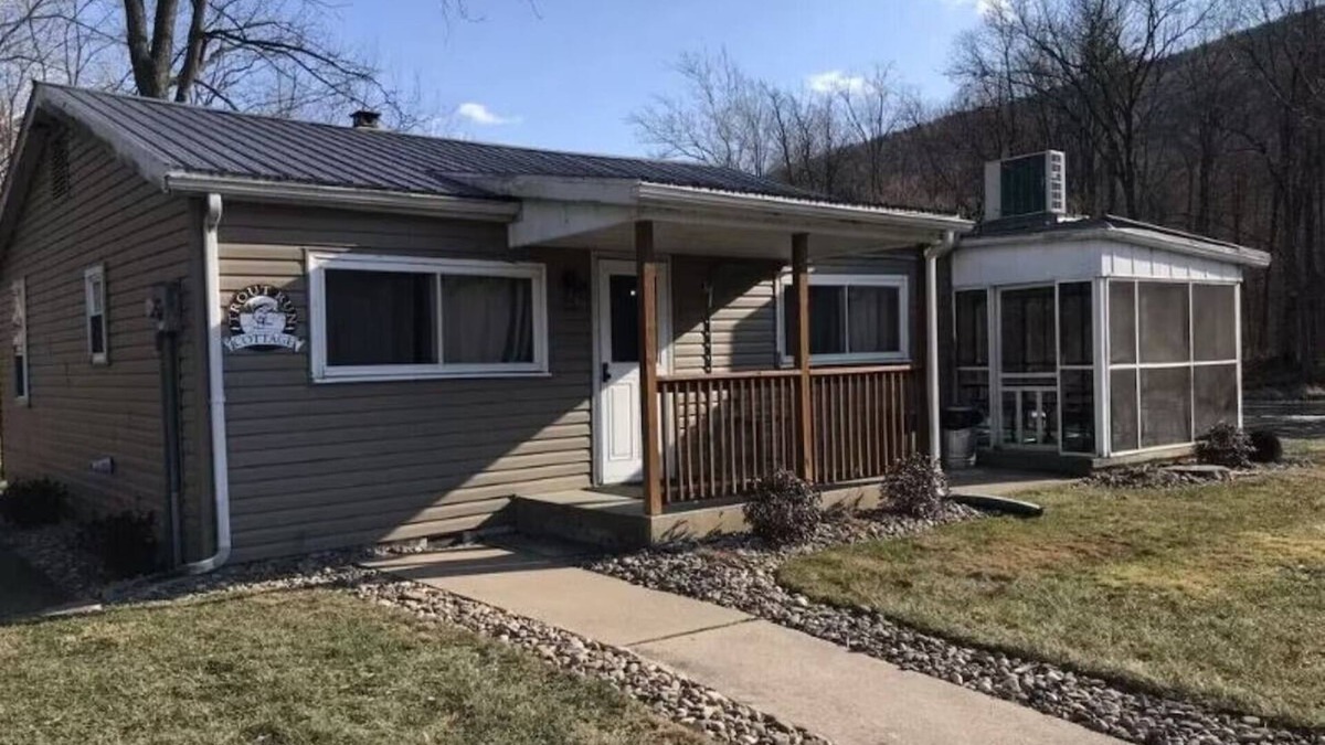 Swengel Cabin | Waterfront cottage on corner lot w/ hot tub, fire pit, & kayaks. Pet friendly.