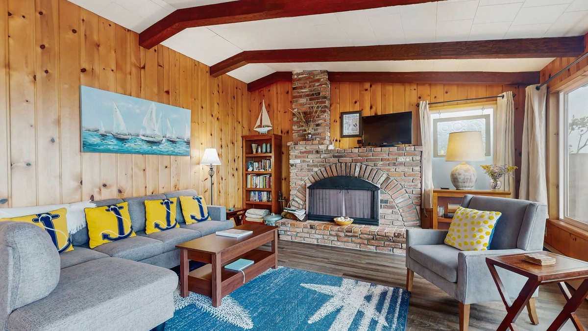 Birch Bay Cottage | Waterfront cottage with bay views, patio, grill & washer/dryer
